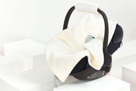 Decke für Babyschale Winter Musselin goldene Punkte auf Weiß