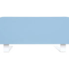 Ein minimalistisches Kinderbett mit unifarbenem hellblauem Kopfteil und weißen Beinen bietet das KraftKids Bettschutzgitter Rausallschutz in blau hellblau für sicheres Schlafen, verstellbare Höhe und einfache Montage, vor einem schlichten weißen Hintergrund.