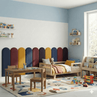 Das gemütliche Kinderzimmer besteht aus einem kleinen Holzbett mit dem Kopfteil KraftKids Wandpaneel abgerundet Leinen, einem Holztisch und Stühlen, Regalen mit Spielzeug und Büchern und einem großen Fenster, das den Raum mit natürlichem Licht erfüllt.