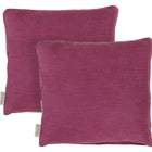 Zwei quadratische Kissenbezüge Leinen magenta dunkel von KraftKids mit Leinenstruktur sind leicht überlappend vor einem weißen Hintergrund. Jeder Bezug hat ein kleines seitliches Stoffschildchen.
