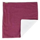 Eine rechteckige KraftKids Wickelunterlage Leinen magenta dunkel, mit kastanienbraunem Leinen und weißem Rand, die an einer Ecke teilweise gefaltet ist, um die weiße Unterseite zu zeigen.