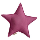 Das "Sternkissen Leinen magenta dunkel" von KraftKids ist ein rosafarbenes, fünfzackiges Kissen mit sichtbaren Randnähten und einem kleinen Stoffanhänger, perfekt für jedes Kinderzimmer, abgebildet auf einem weißen Hintergrund.