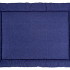 Die KraftKids Krabbeldecke Leinen blau dunkelblau ist eine rechteckige, marineblaue, gepolsterte Matte mit dickem, gepolstertem Rand und strukturiertem Stoff, die perfekt zu den Accessoires von Aufbewahrung Wickeltisch passt (von oben auf weißem Hintergrund).