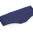 Der KraftKids Kinderwagenmuff Leinen blau dunkelblau ist ein marineblauer, rechteckiger Kinderwagenmuff mit schwarzen Druckknöpfen und weißem Futter auf weißem Grund - ideal für warme, gemütliche Ausflüge.