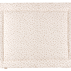 Die KraftKids Krabbeldecke Musselin Zweige braun ist eine weiche, quadratische Babyspielmatte mit cremefarbenem Untergrund und braunem Zweigmuster, die mit einem dicken gepolsterten Rand und einer kuscheligen Polyestervlieseinlage für zusätzlichen Komfort sorgt.