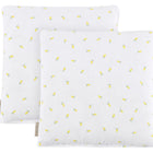 Zwei quadratische weiße KraftKids Kissenbezüge Musselin gelbe Zitronen mit einem kleinen gelben und grünen Zitronenmuster, leicht überlappend, jeweils mit einem beigen Stoffseitenanhänger. Teil der charmanten KraftKids-Kollektion.