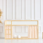 Minimalistisches Kinderspielhaus mit hellem Holzrahmen, weißen Paneelen und rosafarbenem Kirschenmuster KraftKids Hochbettvorhänge Set 2+1 Musselin Kirschen für Kura Bett, vor einer weiß getäfelten Wand aufgestellt. Pampasgras und zwei Holzhocker in der Nähe.