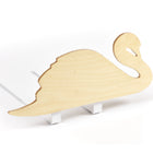 Der KraftKids Rausfallschutz aus Leimholz Schwan ist ein charmanter, schwanenförmiger Bettschutz aus Holz, der Kindern einen sicheren und ansprechenden kindgerechten Fallschutz bietet.