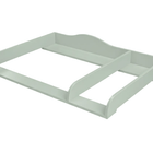 Der KraftKids Wickelaufsatz XXL pastellgrün, extra breit 108 cm mit Trennfach, passt auf 108 cm breite HEMNES und bietet erhöhte Seiten, eine dekorative Rückwand sowie zwei Fächer - ideal als sichere Wickelstation oder mit KraftKids Accessoires.
