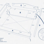 Montageplan für den KraftKids Wickeltisch-Aufsatz für LOMMARP schmall zeigt beschriftete Holzteile (A-E) mit Maßangaben, Schraubenplatzierungshinweisen und dem KraftKids-Logo - passt auf beide LOMMARP Kommoden und ist als sichere, elegante Wickelkommode geeignet.