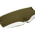 Der KraftKids Kinderwagenmuff Doppelkrepp Grün Herbstgrün ist ein rechteckiger, olivgrüner und weißer, handgenähter Kinderwagenmuff mit strukturiertem Stoff und Metalldruckknöpfen entlang einer Kante, abgebildet auf weißem Hintergrund.