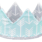 Die KraftKids Stoffkrone "weiße Pfeile auf Mint" ist eine weiche, handgenähte Stoffkrone mit spitzen Spitzen in Mint und Weiß, die mit einem stylischen weißen Pfeilmuster versehen ist - ideal für jede Kinderparty.