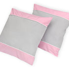 Zwei quadratische Kissenbezüge von KraftKids in hellgrau (Unigrau) mit rosa (Unirosa) Umrandung und einem dünnen weißen Streifen auf weißem Hintergrund - eine elegante Ergänzung für jede Bettwäschekollektion.