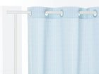 Die KraftKids Gardinen "weiße Feder Muster auf Blau" ist eine hellblaue Gardine mit weißem Federdruck, hergestellt aus 100% Baumwolle und aufgehängt an einer weißen Stange mit Metallösen - ideal für Gardinen im Babyzimmer oder Kinderzimmer.