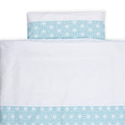 Das KraftKids Bettwäscheset weiße Diamante auf Pastell Blau besteht aus einer weißen Bettdecke und einem Kissenbezug aus 100% Baumwolle mit handgefertigten, hellblauen Rautenmustern, die auf einem schlichten weißen Hintergrund für erholsamen Schlaf sorgen.