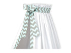 Der KraftKids Betthimmel Chevron hellgrau und mint ist ein handgefertigter weißer Betthimmel mit breitem Bund, großer Schleife und gerafftem Oberteil, der ein graues und mintfarbenes Chevron-Muster aufweist - perfekt, um jedem Kinderzimmer Charme zu verleihen.