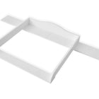 Der KraftKids Wickelaufsatz weiß passend für 160 cm breite MALM Kommode mit Blende ist ein rechteckiger, handgefertigter Holzrahmen mit erhöhten Seiten und zwei ausziehbaren Ablagen, von oben auf weißem Hintergrund gesehen.