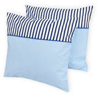 Zwei KraftKids Kissenbezüge: Die obere Hälfte ist dunkelblau und weiß gestreift, die untere Hälfte hat einen hellblauen Hintergrund mit weißen Punkten. Die Kissenbezüge sind leicht überlappend abgebildet. Produkt: Kissenbezug weiße Punkte auf hellblauem Streifen dunkelblau.