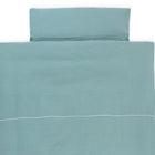 Das Bettwäscheset Musselin mint von KraftKids besteht aus einer hellblaugrünen Bettdecke und einem passenden Kopfkissenbezug mit dezenter Textur und einer dünnen weißen Linie, hergestellt aus 100% Baumwolle für erholsamen Schlaf.