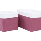 Zwei rechteckige, handgenähte Stoffkörbe von KraftKids-Körbchen Musselin purpur in mauve mit weißem Rand, ein großer und ein kleiner, stehen nebeneinander auf weißem Grund. Perfekt zur Aufbewahrung am Wickeltisch.