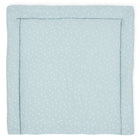 Die KraftKids Wickelauflage Musselin mint Pusteblumen ist eine rechteckige, gepolsterte Wickelauflage mit erhöhten Rändern in mint und einem weißen Pusteblumenmuster.