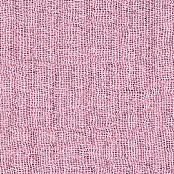 Nahaufnahme des KraftKids Stoff Musselin rosa MUF SSS072, die seine zartrosa Webstruktur zeigt. Das gitterartige Gewebe unterstreicht hochwertige Stoffe und zeitlose Handwerkskunst.