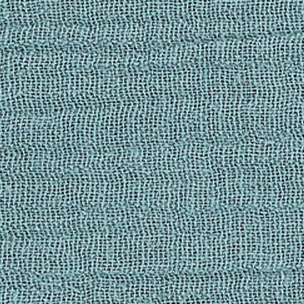 Nahaufnahme von KraftKids Stoff Musselin nilblau MUD SSS075, einem strukturierten, hellblauen Stoff aus 100% Baumwolle mit einer lockeren, gitterartigen Bindung und sichtbaren, sich kreuzenden Fäden, die leichte Farb- und Dickenunterschiede hervorheben.