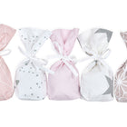 Der KraftKids Adventskalender rosa grau enthält fünf handgefertigte Stoffsäckchen in Rosa, Weiß und Grau mit Geo- und Punktemuster, verziert mit weißen Bändern - ideal als besonderer Adventskalender oder zur Geschenkverpackung.
