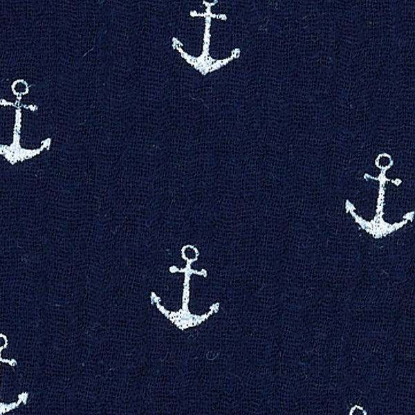 Der KraftKids Stoff Musselin dunkelblau Anker MUN SSS081 besteht aus 100% Baumwolle und zeigt ein klassisches Muster mit kleinen weißen Ankern auf navyblauem Grund - ideal für zeitlose, hochwertige Projekte.