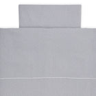 Das KraftKids Bettwäscheset Musselin grau Punkte besteht aus einem grauen Bettbezug und einem Kissen mit weißen Tupfen und einer horizontalen Linie, hergestellt aus 100% Baumwolle für einen erholsamen Schlaf.