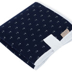 Die KraftKids Reisewickelunterlage Musselin dunkelblau Anker ist eine kompakte, marineblaue Musselin-Wickelunterlage mit weißem Ankermotiv und Borte - perfekt als platzsparende Wickelauflage für unterwegs.