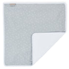 Die KraftKids Wickelunterlage Musselin grau Pusteblumen ist eine quadratische, hellgraue Babydecke mit einem dezenten weißen Muster und einer weißen Unterseite. Ideal als Wickelunterlage Baby oder Reisewickelunterlage, verfügt sie über einen kleinen Stoffanhänger an der oberen linken Ecke.