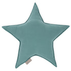 Das KraftKids Sternkissen Musselin nilblau ist ein weiches, tealfarbenes Sternkissen mit einem Stoffanhänger - ideal, um Komfort und Stil in jedes Kinderzimmer zu bringen.