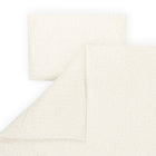 Das Bettwäscheset "Musselin goldene Punkte auf Weiß" von KraftKids zeigt dezent verteilte goldene Punkte auf weißem Stoff und ist ordentlich gefaltet mit sichtbarem Kissenbezug und der Ecke des Spannlakens auf weißem Hintergrund arrangiert.