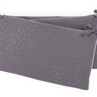 Zwei rechteckige KraftKids Bettumrandung Nestchen aus grauem Musselin mit goldenen Punkten, handgefertigt aus 100% Baumwolle, liegen überlappend mit Stoffbändern an den Ecken auf weißem Hintergrund.