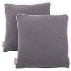 Zwei KraftKids Kissenbezug Musselin goldene Punkte auf Grau mit kleinen weißen und goldenen Punkten, leicht überlappend auf einem weißen Hintergrund. Jeder Kissenbezug hat ein beigefarbenes Seitenschild.