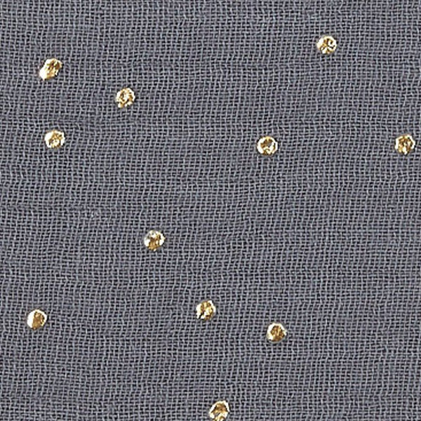Nahaufnahme: KraftKids Stoff Musselin goldene Punkte auf Grau MGF SSS094 - hochwertiger, gewebter 100% Baumwollstoff mit zeitlosem Muster unregelmäßig verteilter, glänzender Goldpunkte für eine elegante Optik.