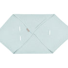 Die KraftKids Babydecke für Babyschale Sommer aus Musselin mit goldenen Punkten auf Grün und vier Schlitzen ist ideal für das Drei-Punkte-Gurt-System - perfekt als Babyschalendecke.