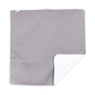 Die KraftKids Wickelunterlage Waffel Piqué grau ist eine wasserdichte Wickelunterlage mit einem weißen Rand, ideal als wasserundurchlässige Unterlage für Ihr Baby.