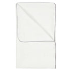 Die Babydecke Leinen leicht grünes Weiß von KraftKids, ordentlich gefaltet auf weißem Hintergrund, besteht aus weichem Leinen und verleiht der Ausstattung Ihres Babys einen eleganten und raffinierten Touch.