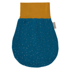 Der KraftKids Strampelsack Frühling Sommer Musselin hat goldene Punkte auf petrolfarbenem Stoff und ein breites, dehnbares, senfgelbes Band oben auf weißem Hintergrund.