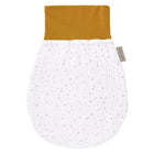 Der KraftKids Strampelsack Herbst Winter Musselin hat ein senfgelbes Oberteil und ein weißes Unterteil mit goldenen Punkten, die auf einem weißen Hintergrund abgebildet sind.