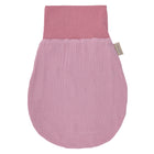 Der KraftKids Strampelsack Herbst Winter Musselin rosa ist ein weicher, rosafarbener Babysack mit einem gerippten, dehnbaren Oberteil, einem strukturierten, abgerundeten Boden und einem beigen Seitenanhänger - ideal für kuschelige Nickerchen in stilvollem Komfort.