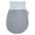 Der KraftKids Strampelsack Herbst Winter Waffel Piqué grau ist ein grauer, strukturierter Babywickelsack mit einem weichen hellgrauen Band und einem seitlichen Anhänger - ideal, um die Kleinen im Herbst und Winter kuschelig zu halten, abgebildet auf weißem Hintergrund.