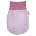 Der KraftKids Strampelsack Frühling Sommer Waffel Piqué rosa ist ein kuscheliger, lavendelfarbener Babywickel mit strukturierter Waffeloberfläche und festem lila Band - ideal als Baby-Fusssack für wärmere Tage.