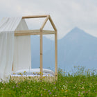 Die Bettbaldachin Musselin goldene Punkte auf Weiß von KraftKids mit Schlaufen zaubert eine gemütliche Atmosphäre ins Kinderzimmer.