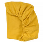 Das KraftKids Spannbettlaken Doppelkrepp Gelb Senf ist ein sauber gefaltetes, gelbes Spannbettlaken mit gerafften, elastischen Rändern, abgebildet auf einem weißen Hintergrund.