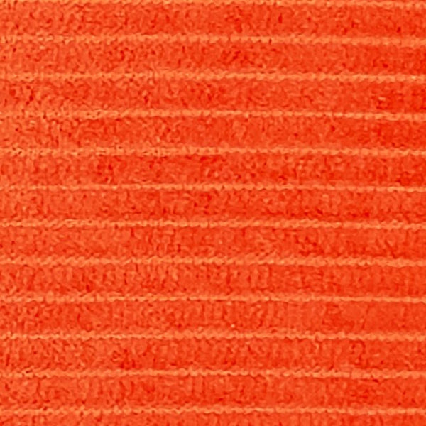 Nahaufnahme von KraftKids Stoff Cord Breitcord Orange Reinorange COC SSS125, einem orangefarbenen gerippten Stoff aus 100 % Baumwolle mit horizontalen, strukturierten Linien, die ein erhabenes und vertieftes Muster bilden.