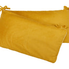 Zwei rechteckige, senfgelbe KraftKids Bettumrandung Nestchen Cord Kissen mit gerippter Struktur und gebundenen Stoffschleifen an den Ecken, handgefertigt aus 100% Baumwolle, gestapelt vor einem weißen Hintergrund.