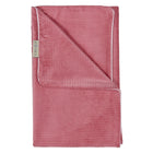 Eine KraftKids Babydecke Cord Breitcord Rosa mit weichem rosa Rippencord und einem kleinen Stoffanhänger ist ordentlich gefaltet und auf einem weißen Hintergrund ausgestellt.